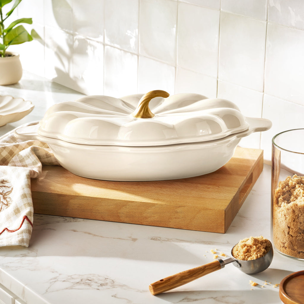 Stoneware baker in linen view 2