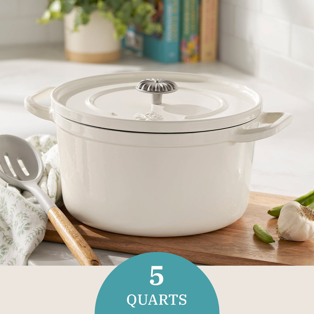 Dutch oven in linen view 2