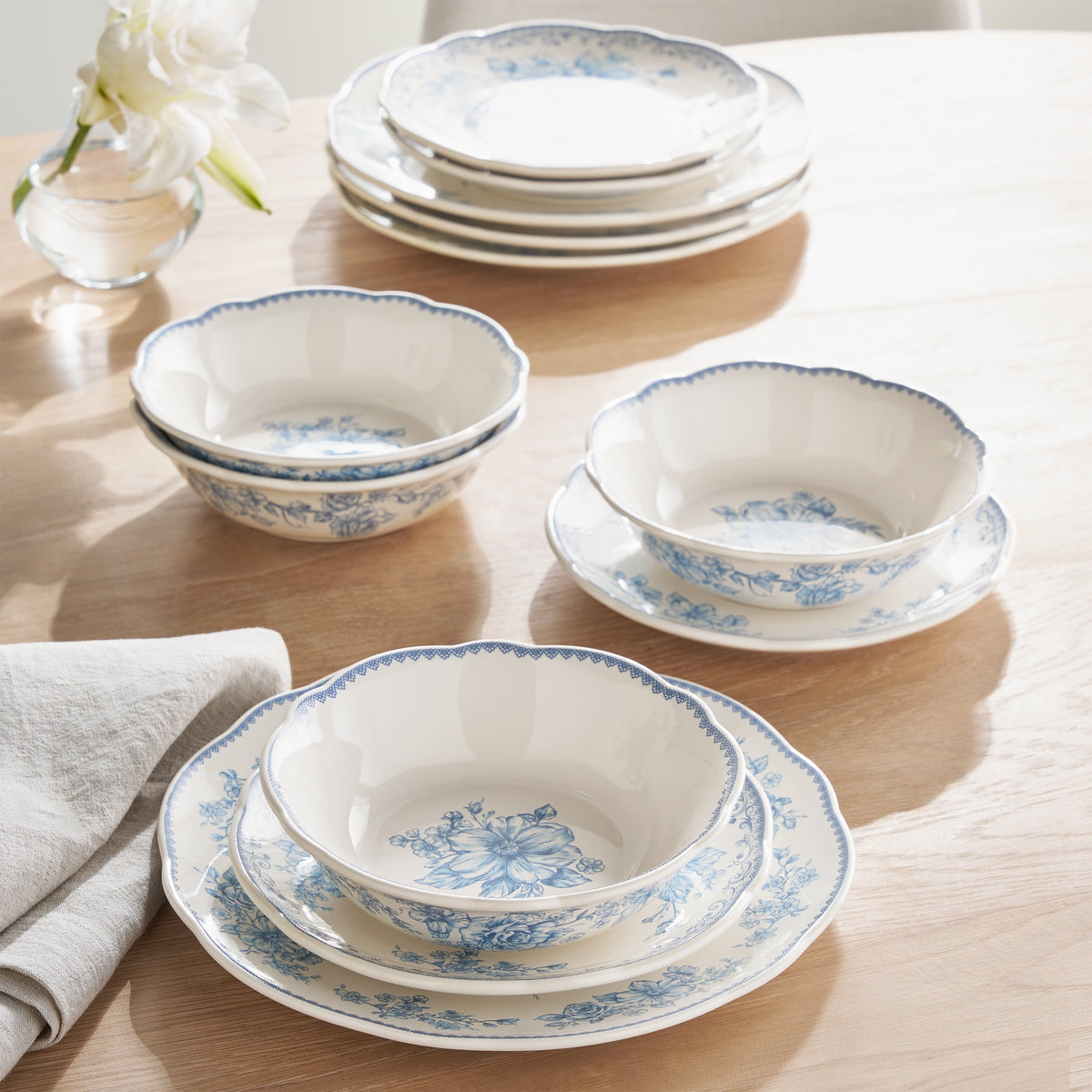 Dinnerware set in blue view 5