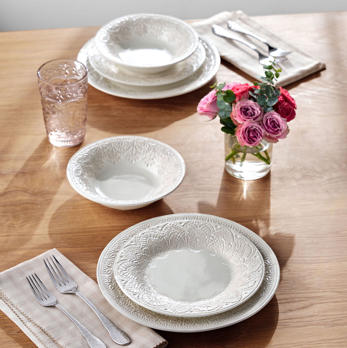 Dinnerware set in linen view 4