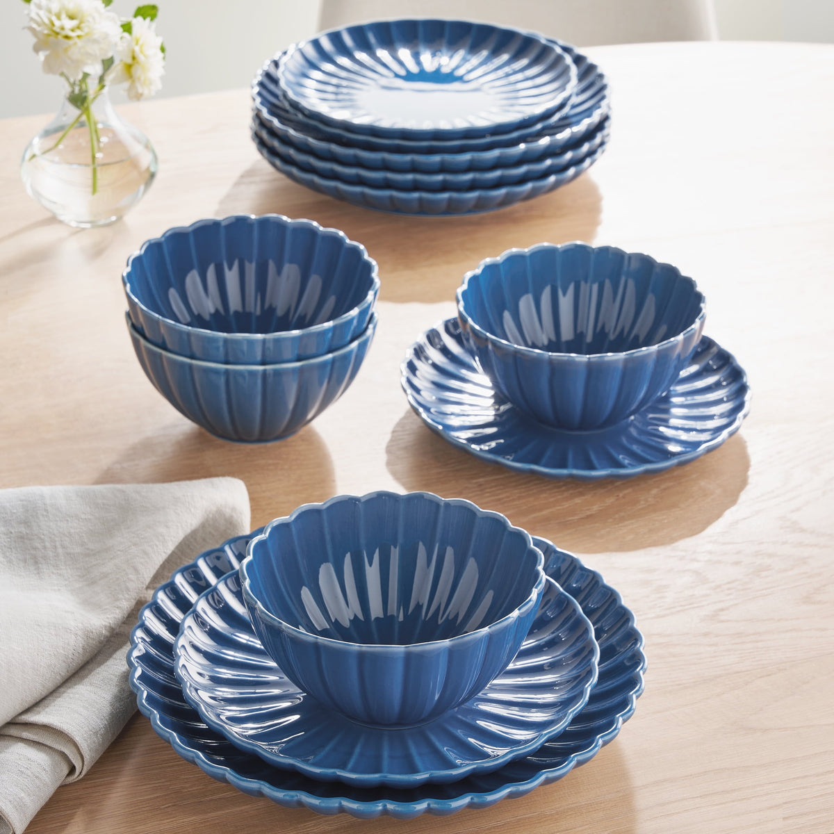 Dinnerware set in blue view 5