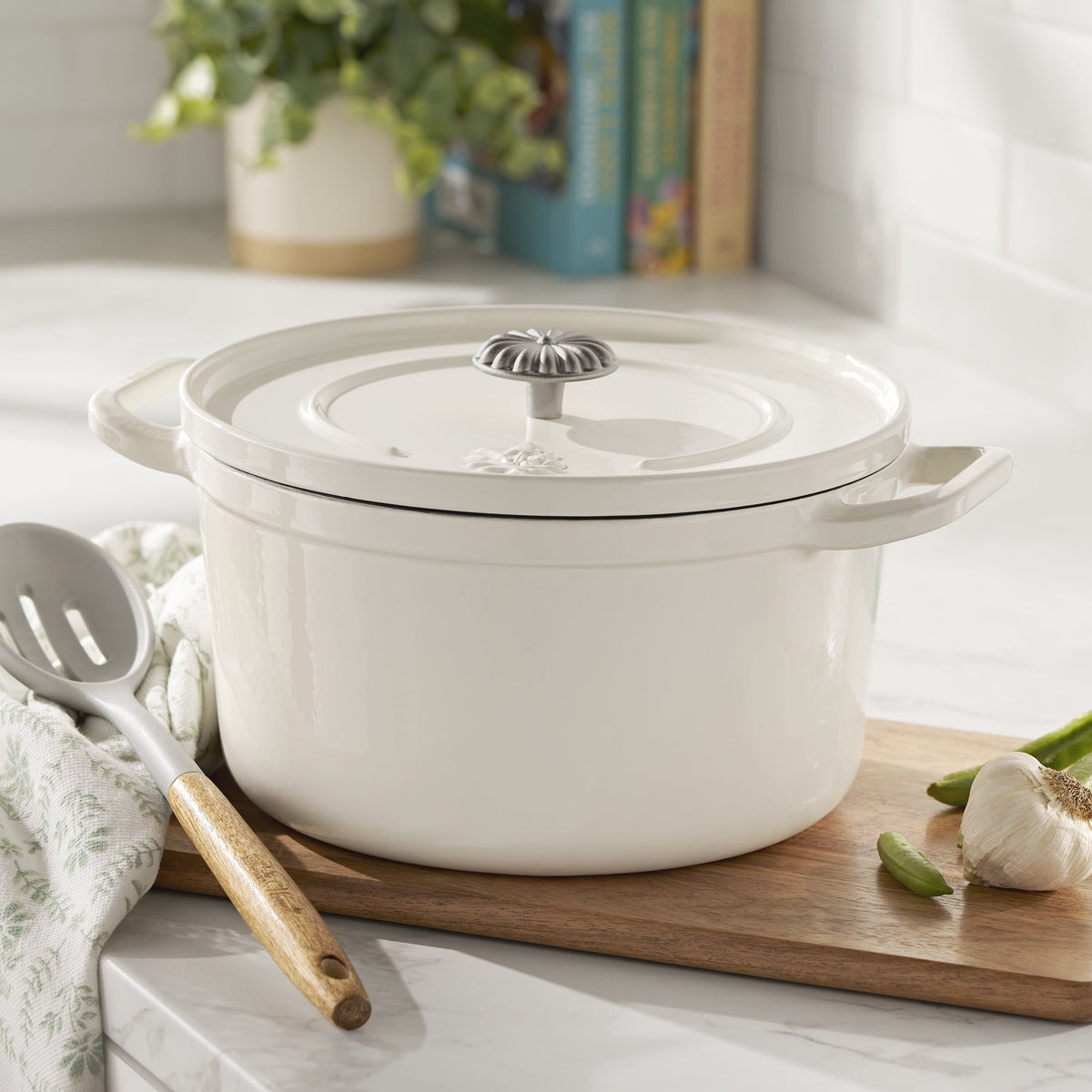 Dutch oven in linen view 20