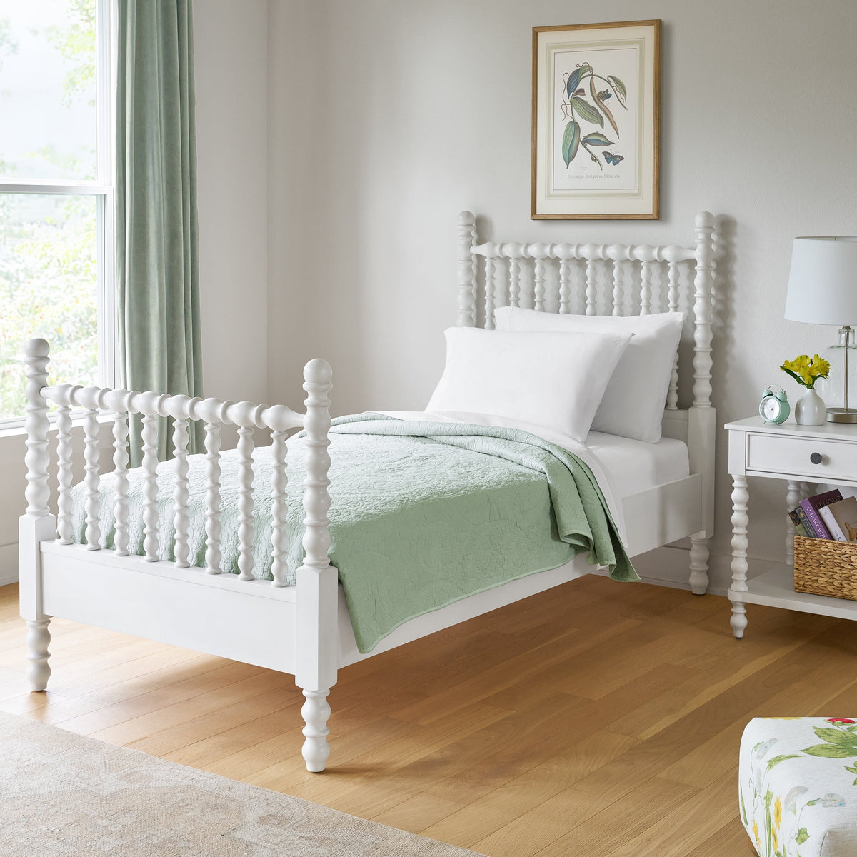 Spindle bed in White