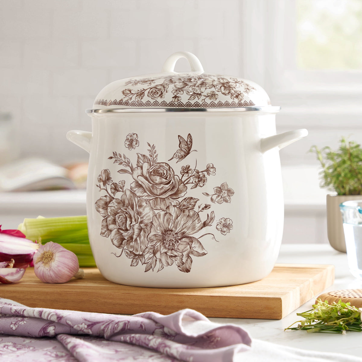 Stock pot in brown view 2